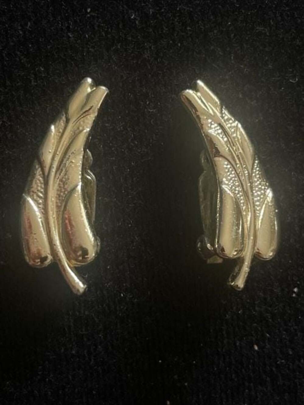 Vintage 1960s Sarah Coventry Smart Set Gold Tone Leaf Clip-On Earrings